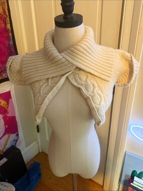 Elie Tahari Cream Cable-Knit Short Sleeve Shrug with Ribbed Collar